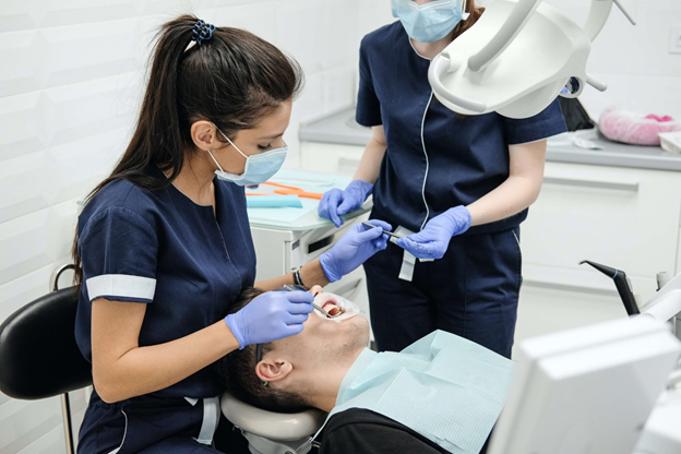 What Are the Differences Between an Emergency Dentist & a General Dentist?